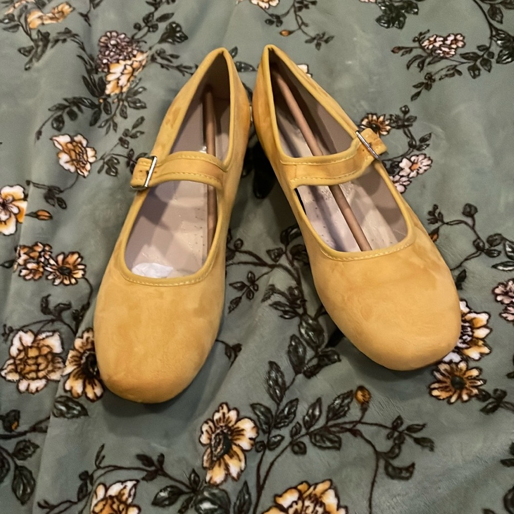Cute yellow soft Mary Jane, S, brand new in box